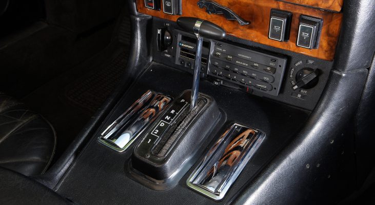 Jaguar-XJ-v12-Daimler-leather-interior-shift-knob-Arden